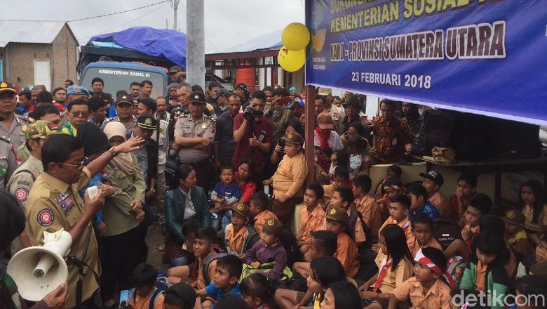 Mensos Salurkan Bantuan Rp 3,1 M untuk Pengungsi Erupsi Sinabung Mensos Salurkan Bantuan Rp 3,1 M untuk Pengungsi Erupsi Sinabung