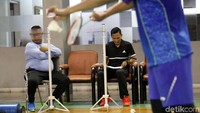 Para atlet berlatih melakukan servis di Pelatnas Cipayung, Jakarta, Jumat (23/2/2018).