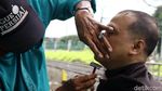 Pak Ebit, Tukang Cukur Tradisional Pinggir Rel