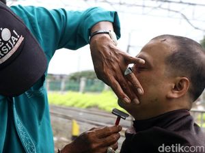 Pak Ebit, Tukang Cukur Tradisional Pinggir Rel