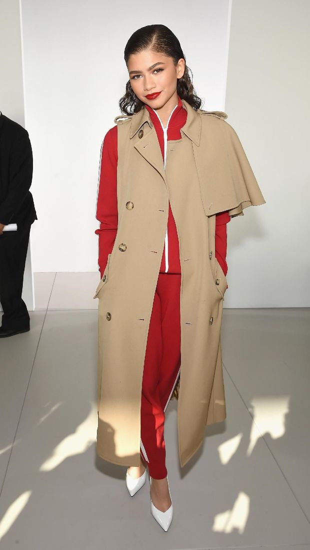 Gaya modis Zendaya di fashion show Michael Kors.