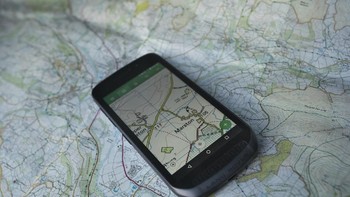 Ajang MWC 2018 dimanfaatkan oleh produsen mobil Land Rover untuk merilis ponsel tangguh Explorer yang dinyatakan terkuat di dunia. Ponsel ini diklaim tahan di segala kondisi suhu. Foto: Land Rover