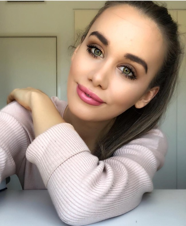 Selain berbakat menjadi model, Esma juga memiliki talenta dalam menari dan bermain piano. Foto: Instagram