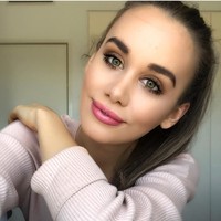 Selain berbakat menjadi model, Esma juga memiliki talenta dalam menari dan bermain piano. Foto: Instagram