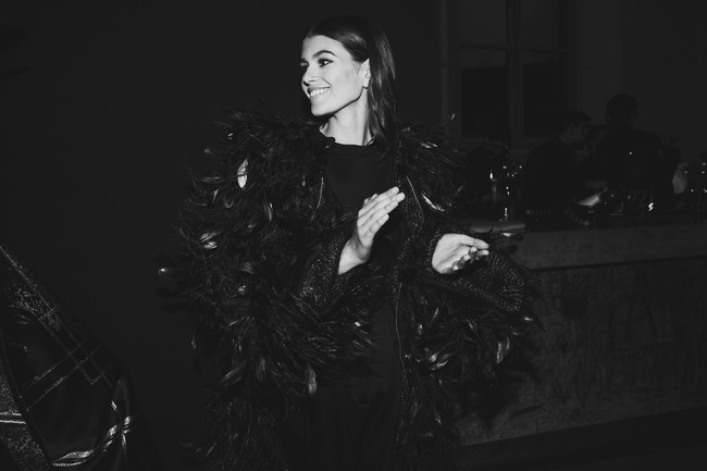 Kaia Gerber dalam balutan busana berbulu di fashion show Alberta Ferretti. (Foto: Getty Images)