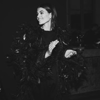 Kaia Gerber dalam balutan busana berbulu di fashion show Alberta Ferretti. (Foto: Getty Images)