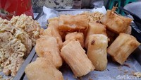 Pilihan sarapan di tanggal tua. Aneka gorengan dengan harga murah tersedia di tukang gorengan. Dari singkong, ubi, tahu, risol, pisang hingga tempe. Dimakan hangat dengan cabe rawit dijamin kenyang. Foto: detikFood