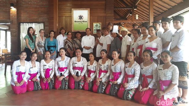 Jokowi berfoto bersama karyawan rumah makan.