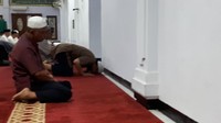 Setelah membuka pagar rumah, Novel langsung berjalan menuju masjid yang berada sekitar 30 meter dari rumahnya. Setibanya di masjid, Dia masuk dan menempati shaf paling depan. Foto: Ahmad Bil Wahid/detikcom
