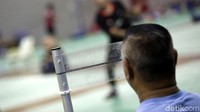 Wasit memantau para atlet melakukan servis.