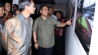 Menkominfo Rudiantara melihat-lihat foto yang dipamerkan.