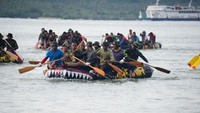 Ratusan personel marinir dari satuan di berbagai daerah mengikuti uji coba renang dan dayung di Selat Sunda. Kegiatan diawali dengan pengecekan personel dan kesehatan, dan pemanasan para atlet.