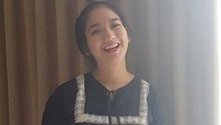 Wah, ternyata Winda sudah punya anak lho namanya Adline Putrinda Zaki. Foto: Dok. Instagram/windakhair