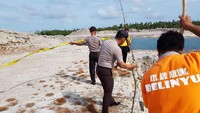 Tampak pula ada beberapa warga yang berada di sekitar lokasi.