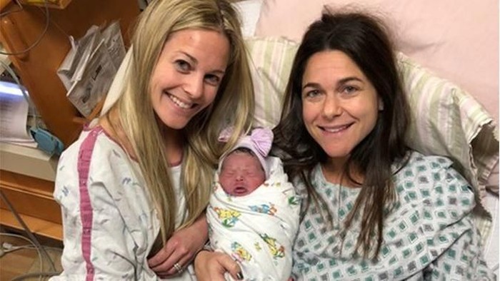 Erin menjadi ibu pengganti bagi adiknya yang tak bisa hamil karena kanker payudara. Foto: Facebook/Erin Burak Silverman Erin menjadi ibu pengganti bagi adiknya yang tak bisa hamil karena kanker payudara. Foto: Facebook/Erin Burak Silverman