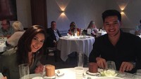 Meski sudah menikah sejak tahun 2006, tapi Nana dan Andrew masih sering romantic dinner berdua. Romantisnya! Foto: Instagram/nanamirdad_