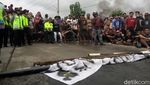 Foto: Demo Pencemaran Lingkungan, Warga Bakar Properti PT RUM