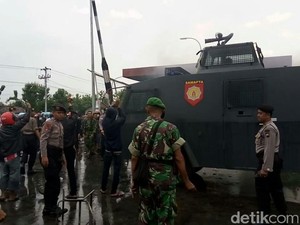Warga Bakar Ban dan Pos Satpam PT RUM, Polisi Siagakan Watercanon