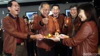 Pemotongan tumpeng tersebut sebagai ungkapan syukur.