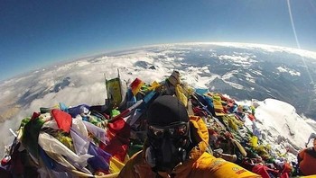 Puncak gunung Everest yang ternyata penuh sampah. Foto: Brightside