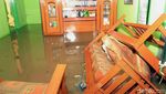 Foto: Ketika Warga Asyik Ngobrol di Ruang Tamu yang Kebanjiran