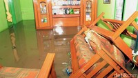 Permukiman warga Paseh Bandung tergenang banjir saat hujan deras mengguyur. Air tak tertahan akibat tanggul anak Sungai Tarikolot masih jebol.
