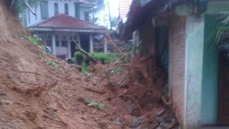 Sebuah Rumah Tertimpa Longsoran Tebing di Ponorogo Sebuah Rumah Tertimpa Longsoran Tebing di Ponorogo