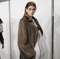 Kaia Gerber yang adalah putri supermodel legendaris Cindy Crawford di fashion show Fendi. (Foto: Getty Images)