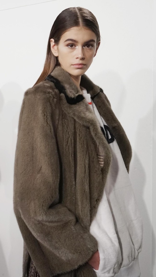 Kaia Gerber yang adalah putri supermodel legendaris Cindy Crawford di fashion show Fendi. (Foto: Getty Images)