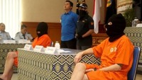 WN Jerman Siegfried Karl Achim Ruckel ditangkap pada Jumat (26/1) saat tiba di Bandara Internasional Ngurah Rai. Sedangkan WN Inggris Adam Scott dua hari sebelumnya saat tiba dari Bangkok, Thailand.