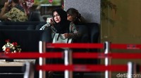 Evy Susanti duduk di ruang tunggu KPK.