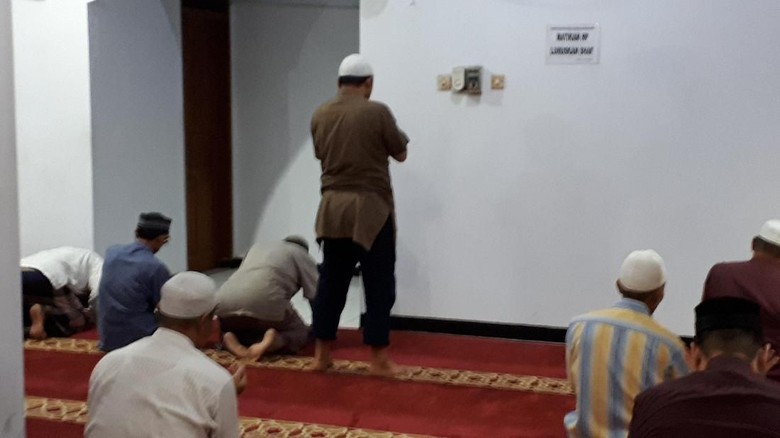 Novel Baswedan Kembali Salat Subuh Berjemaah di Masjid Al Ihsan Novel Baswedan Kembali Salat Subuh Berjemaah di Masjid Al Ihsan