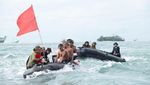 Aksi Marinir Berenang dan Mendayung di Selat Sunda