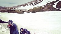 Tak hanya pantai, Anne Nakamura juga terlihat mendaki gunung bersalju. Aku merasa seperti kembali di musim dingin, kata dia (Instagram/cocoannne)