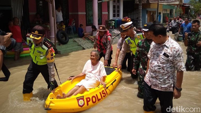 Siaga Merah, Warga Korban Banjir di Bojonegoro Mulai Mengungsi Siaga Merah, Warga Korban Banjir di Bojonegoro Mulai Mengungsi