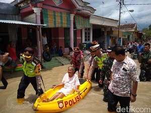 Siaga Merah, Warga Korban Banjir di Bojonegoro Mulai Mengungsi