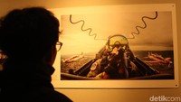 Pengunjung melihat-lihat foto yang dipamerkan.