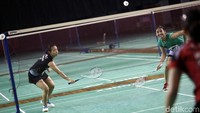 Della Destiara Haris/Rizki Amelia Pradipta juga berlatih.
