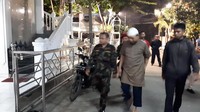 Pantauan detikcom di Jalan Masjid Al Ihsan, Penggangsaan Dua, Kelapa Gading, Jakarta Utara, Jumat (23/2/2018). Novel berjalan kaki dari kediamannya menuju masjid yang hanya berjarak 2 rumah. Foto: Ahmad Bil Wahid/detikcom