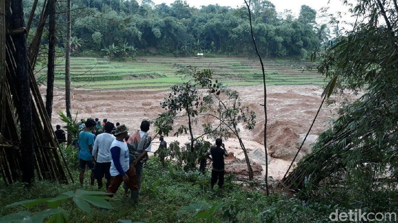 Kementerian BUMN Buka 8 Posko Bantuan Korban Longsor Brebes Kementerian BUMN Buka 8 Posko Bantuan Korban Longsor Brebes