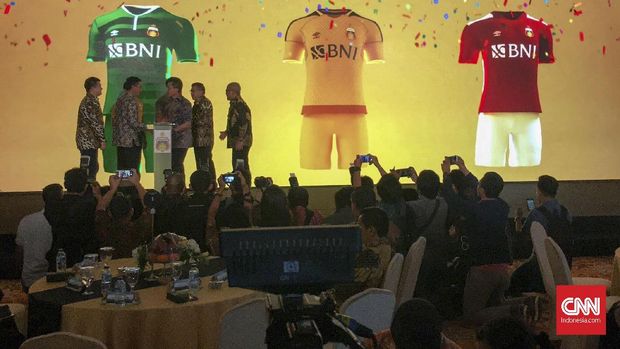 Bhayangkara FC bakal menggunakan kostum merah, kuning, dan hijau di musim depan.