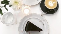 Coffee time. Sambil ngopi memang paling enak ditemani cake manis. Foto: instagram