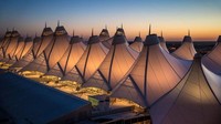 Di Amerika Serikat, Bandara Internasional Denver yang memiliki desain seperti tenda juga disebut memiliki desain indah. Desainnya sendiri terinspirasi dari lanskap Pegunungan Rocky di Amerika Serikat (George Rose/Getty Images) 