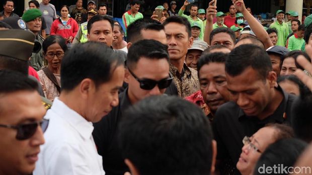 Kunker ke Bali, Jokowi Bagi-bagi Sembako di Badung