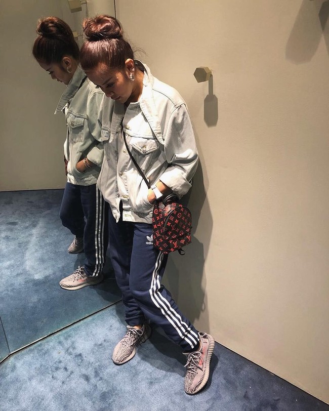Micro bag yang jadi tren di 2018 juga diterapkan Olla Ramlan dalam berpenampilan. Olla bergaya #ootd membawa tas Backpack Mini dari Louis Vuitton seharga US$ 1800 atau sekitar Rp 24 juta. (Foto: Instagram)