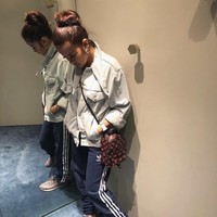 Micro bag yang jadi tren di 2018 juga diterapkan Olla Ramlan dalam berpenampilan. Olla bergaya #ootd membawa tas Backpack Mini dari Louis Vuitton seharga US$ 1800 atau sekitar Rp 24 juta. (Foto: Instagram)