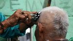 Pak Ebit, Tukang Cukur Tradisional Pinggir Rel
