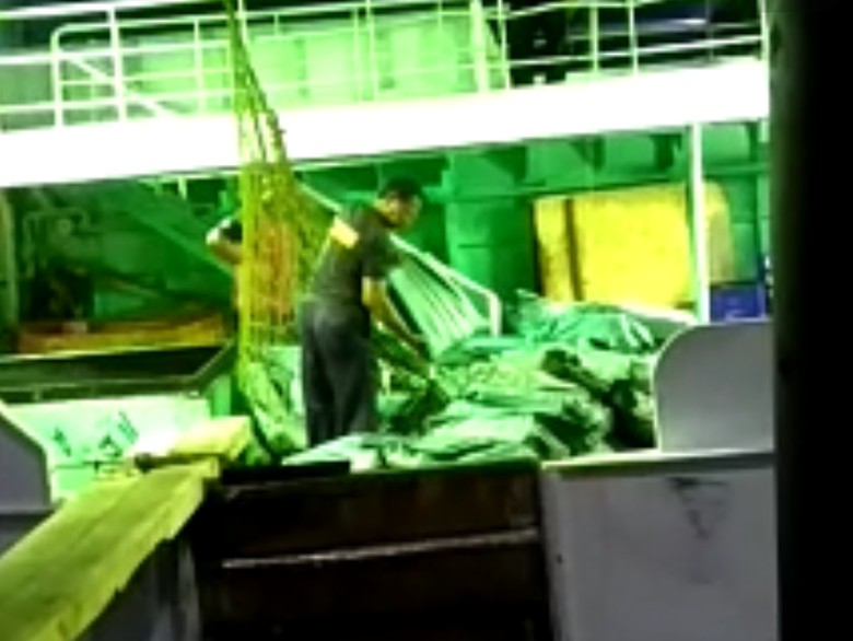 Petugas Bongkar Muatan Kapal yang Diduga Bawa Sabu Jumlah Besar Petugas Bongkar Muatan Kapal yang Diduga Bawa Sabu Jumlah Besar