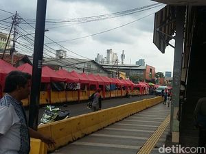 Pengunjung Lapak Tengah Jalan Sepi, Omzet PKL Tanah Abang Turun