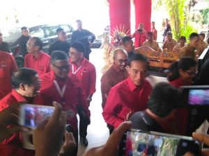 Berkemeja Merah, Presiden Jokowi Hadiri Rakernas PDIP di Bali